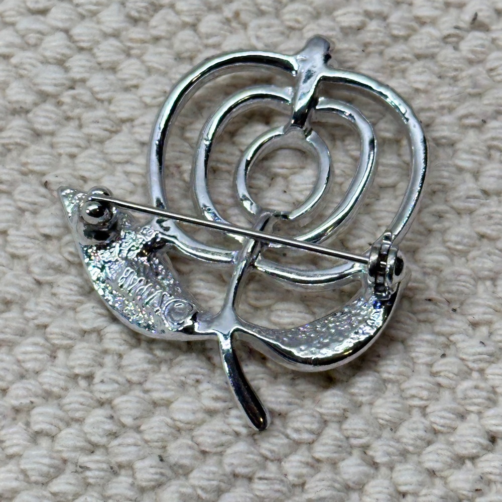 4 costume jewelry pins, Camel, Apple, Drummer, Fish - Picture 5 of 10